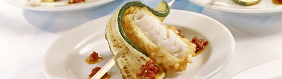 Fisch in Zucchini-Rolle mit Tomaten-Pesto