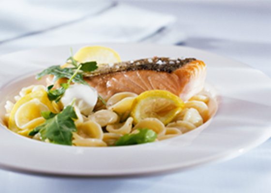 Lachs mit Zitronen-Rucola-Orechiette