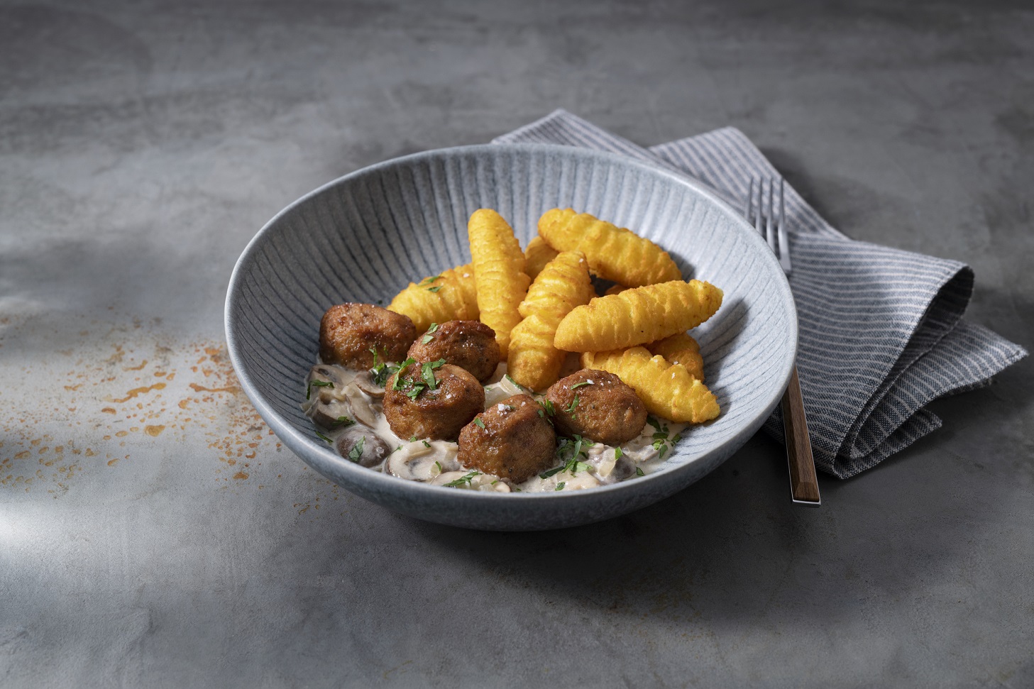 Fleischbällchen in Champignon-Rahmsauce mit Zapfenkroketten