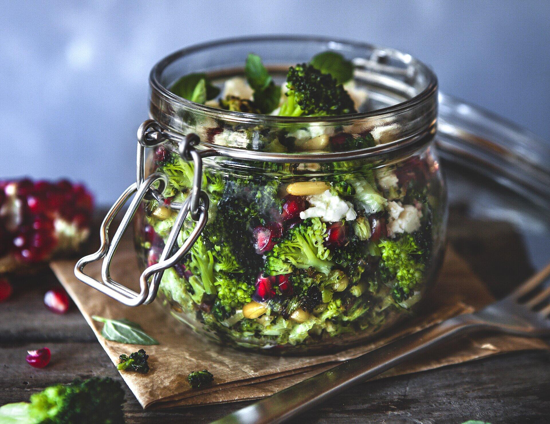 gerösteter Broccolisalat mit Feta, Pinienkerne und Granatapfel