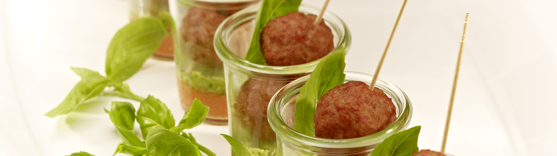 Fleischbällchenspieße auf Tomaten-Polenta