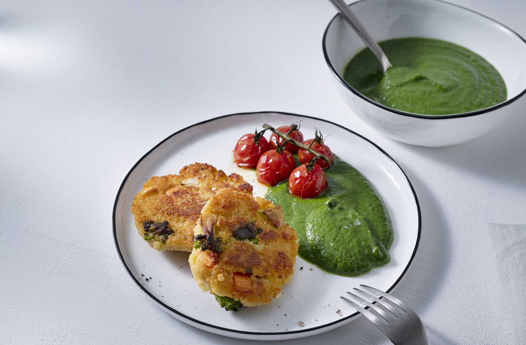 Gemüse Couscous Laibchen auf Cremespinat