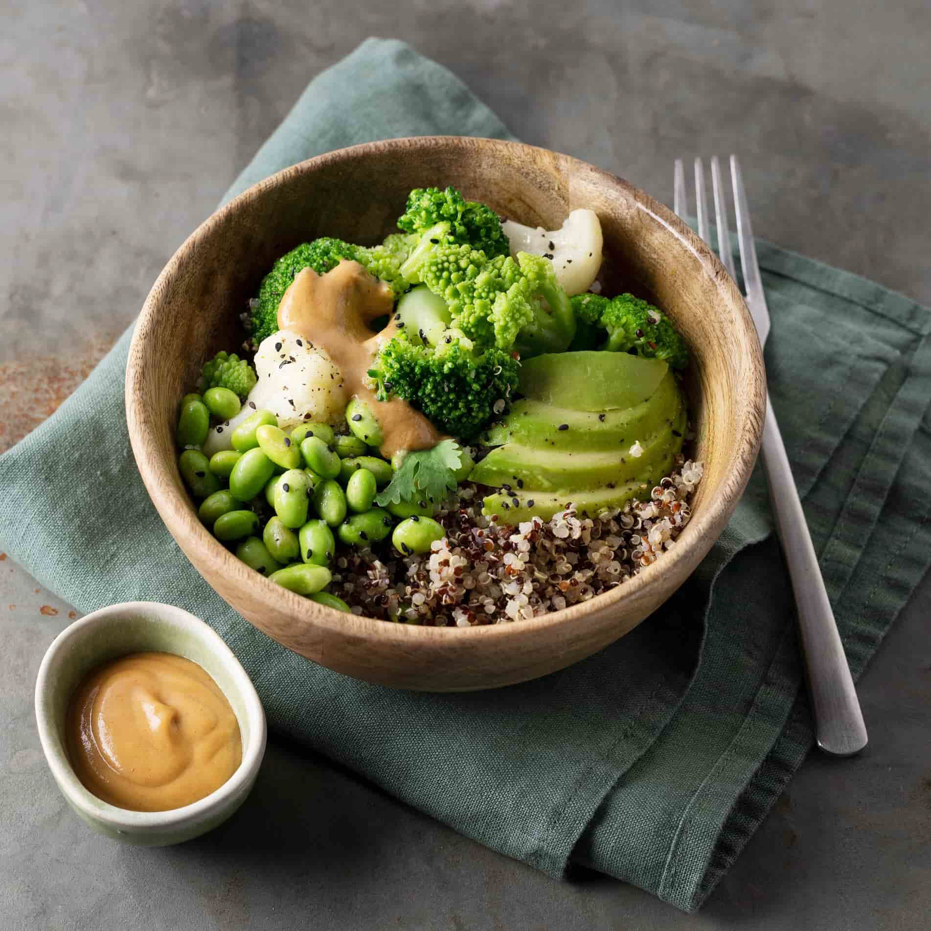 Green Bowl mit Quinoa, Avocado, Broccoli und Sojabohnen