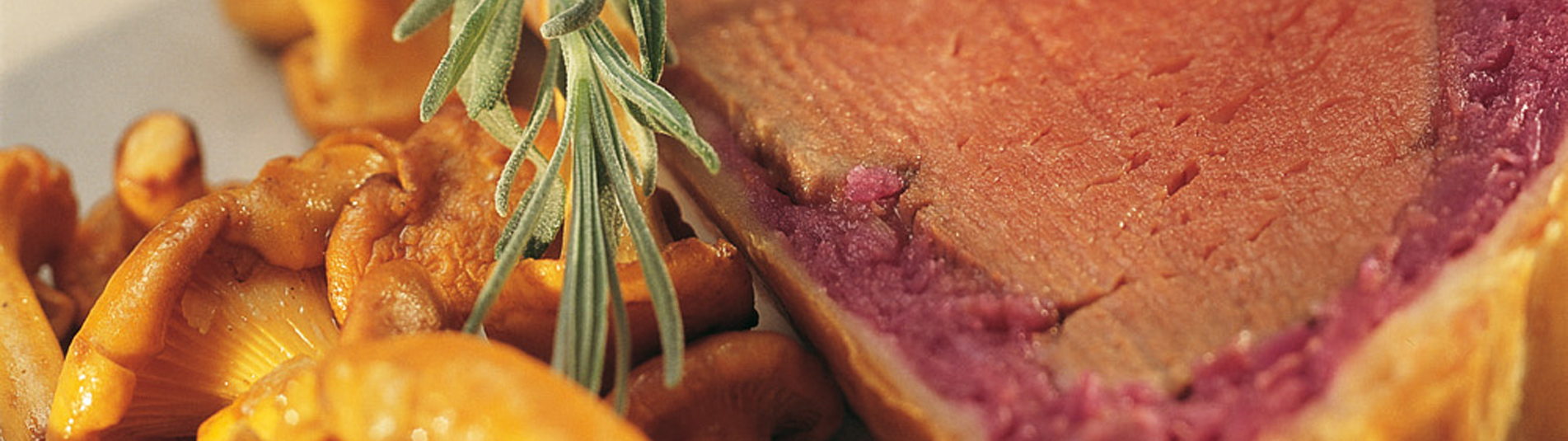 Hirschrücken-Filetstrudel mit Rotkrautfülle