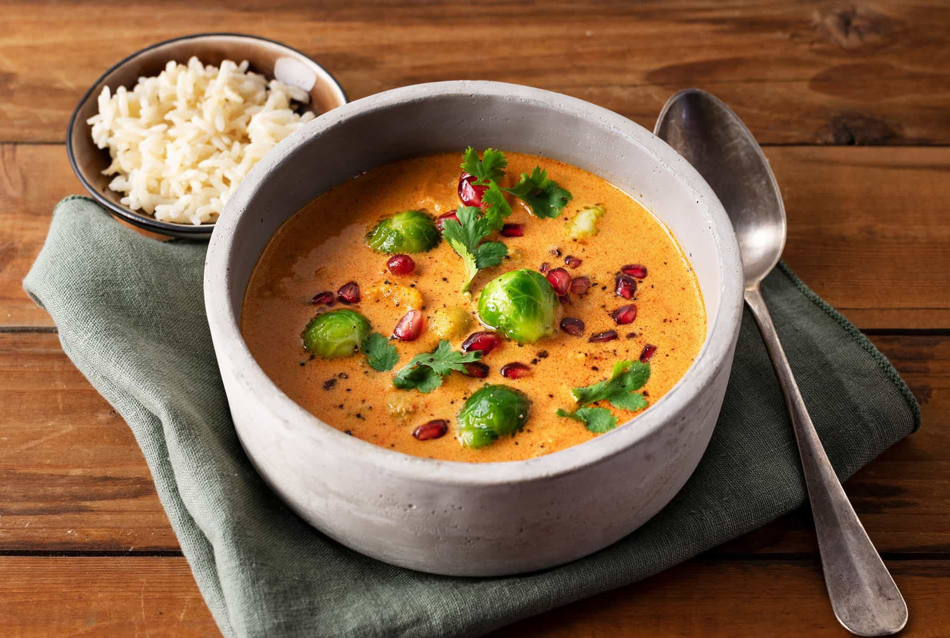 Kohlsprossen Curry mit Süsskartoffeln und Granatapfelkernen