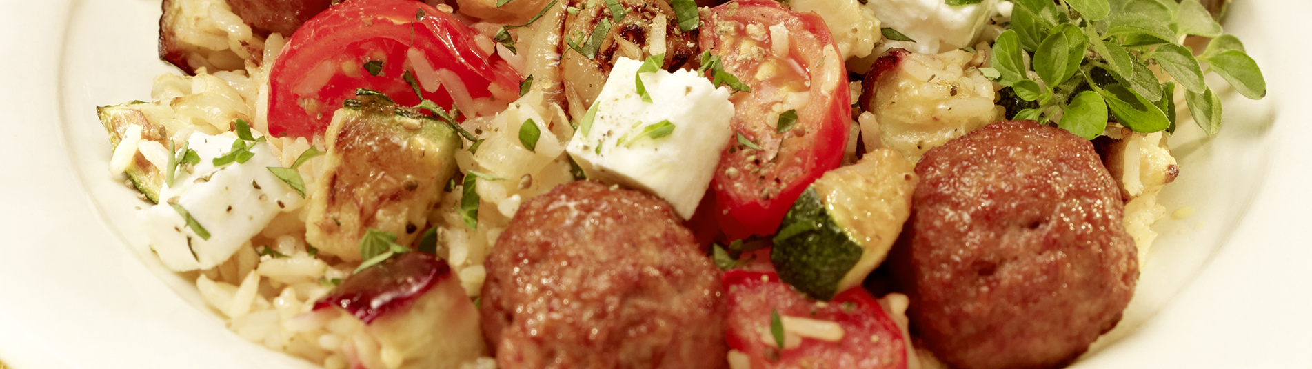 Mediterrane Reispfanne mit Fleischbällchen