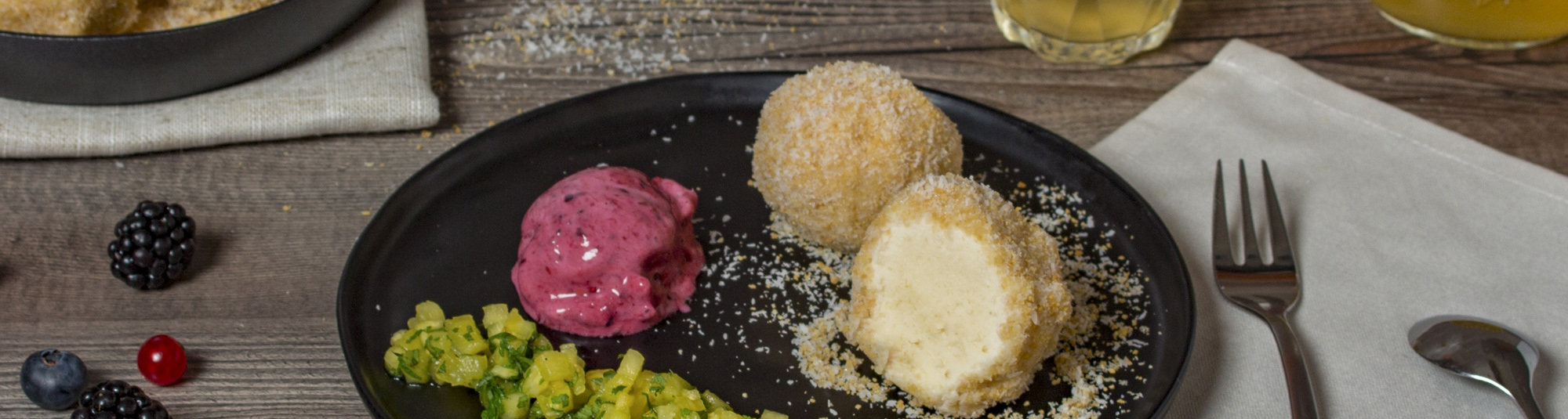 Topfenknödel mit Beereneis