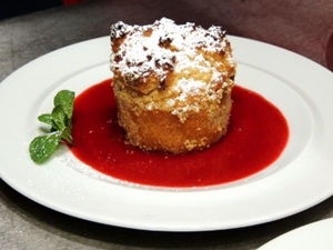 Topfen-Marillen-Auflauf mit Erdbeersauce