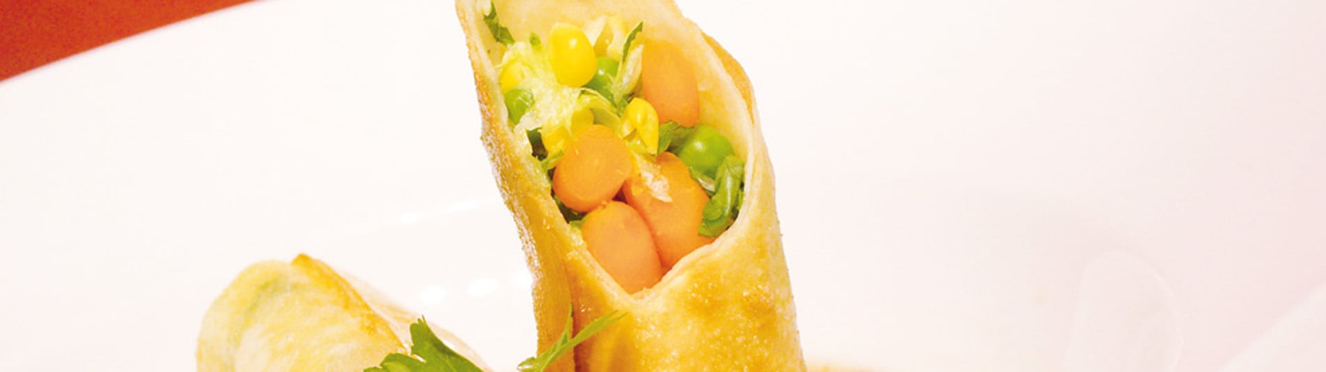 Vegetarische Frühlingsrollen mit Sesamsauce