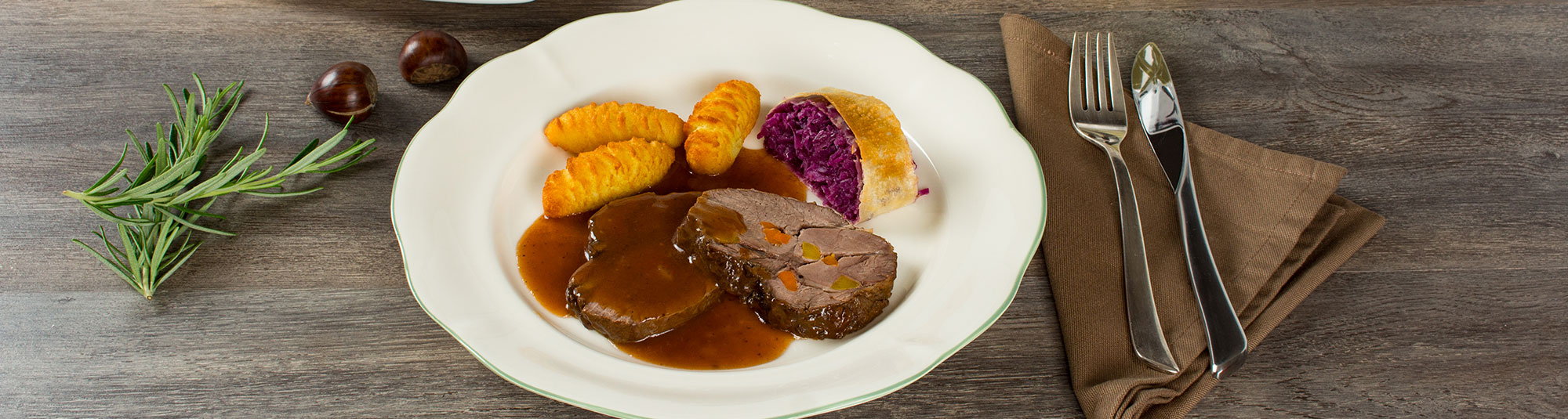Wildschweinbraten mit Kroketten und Rotkrautstrudel