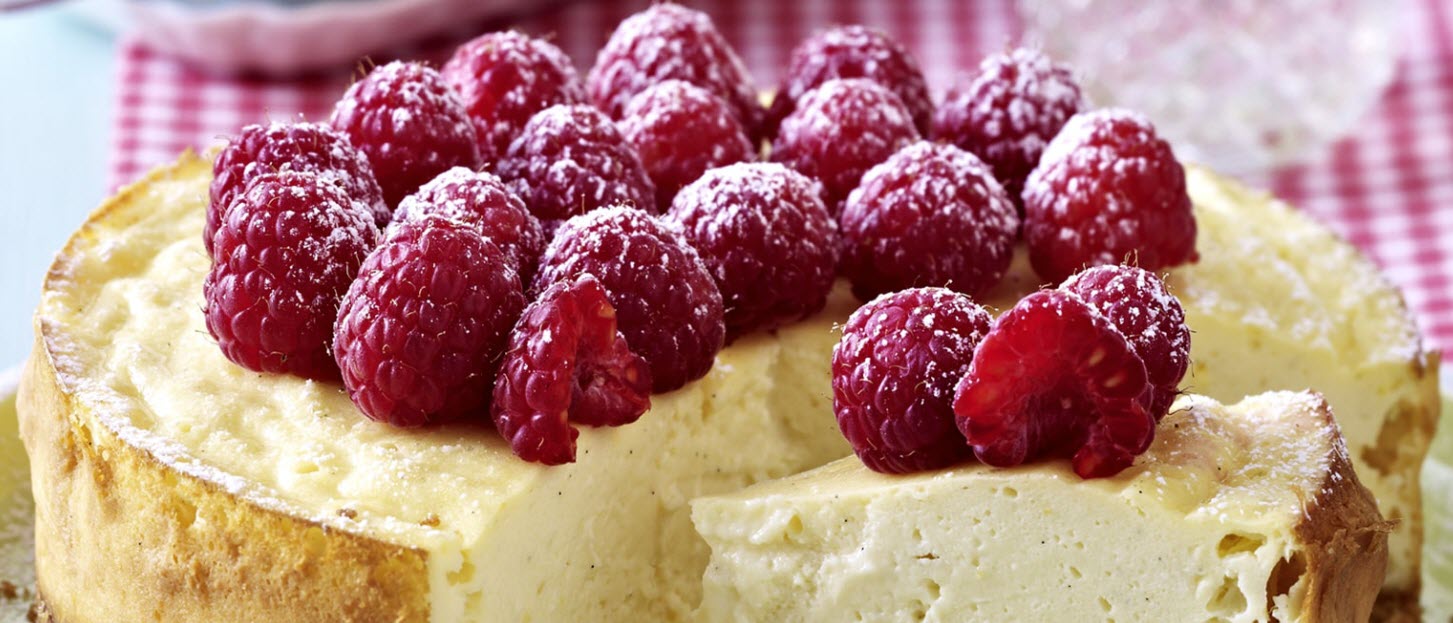 Gebackener Zitronen-Topfen-Kuchen mit Himbeeren